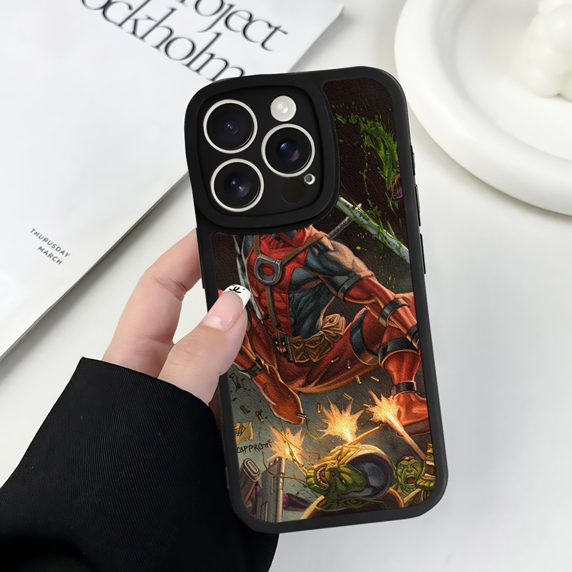 （画像用） Deadpool デッドプール 【iPhone 16シリーズ対応】シリコンスマホケース（レザー調） 材質：シリコン